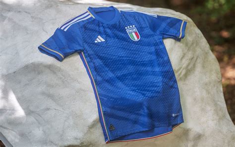 abbigliamento da calcio adidas.